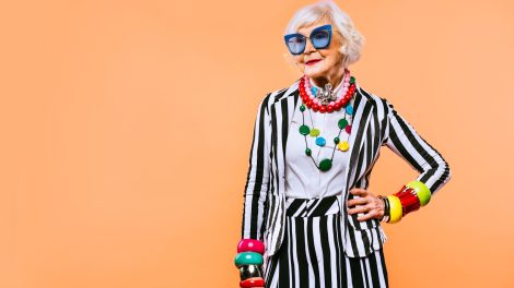 Egy színesz ruhás nő