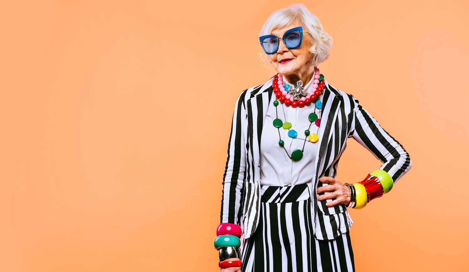 Egy színesz ruhás nő