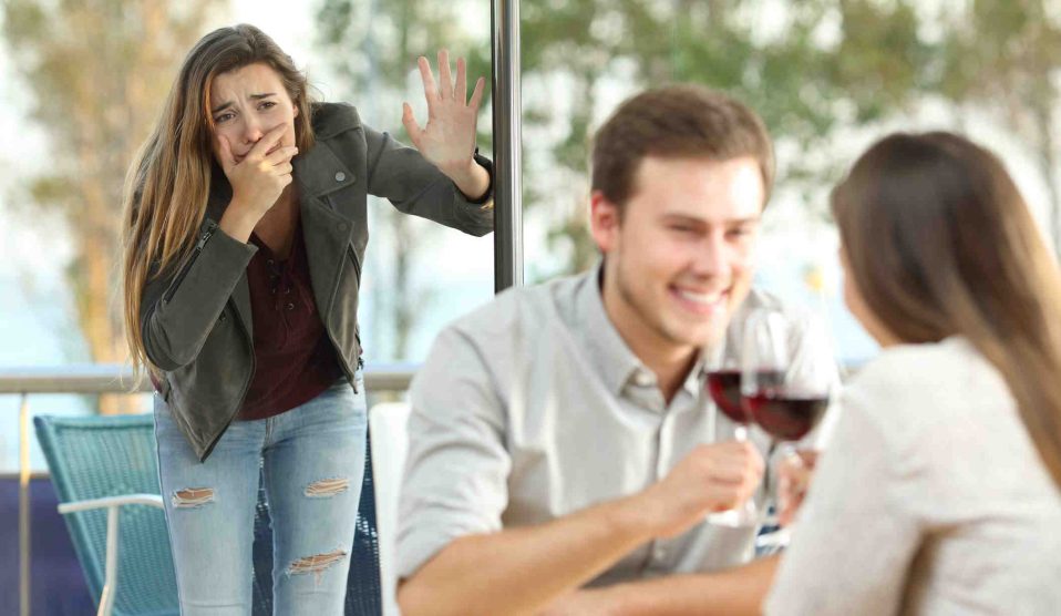 Férfi lebukik egy másik nővel