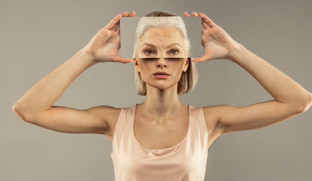 fiatalnak és idősnek kinéző nő