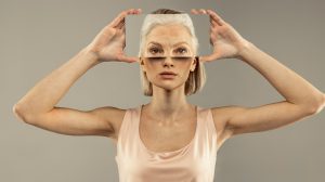 fiatalnak és idősnek kinéző nő