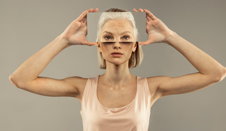 fiatalnak és idősnek kinéző nő