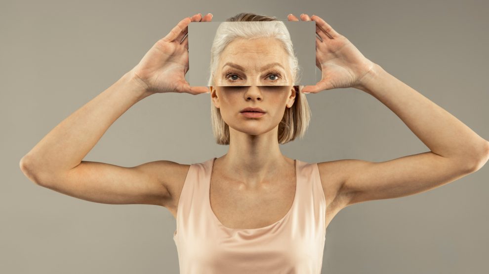 fiatalnak és idősnek kinéző nő