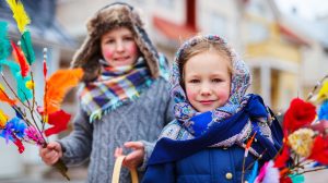 finn gyerekek feldíszített barkaágakkal húsvétkor elverik a felnőtteket