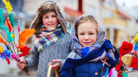 finn gyerekek feldíszített barkaágakkal húsvétkor elverik a felnőtteket