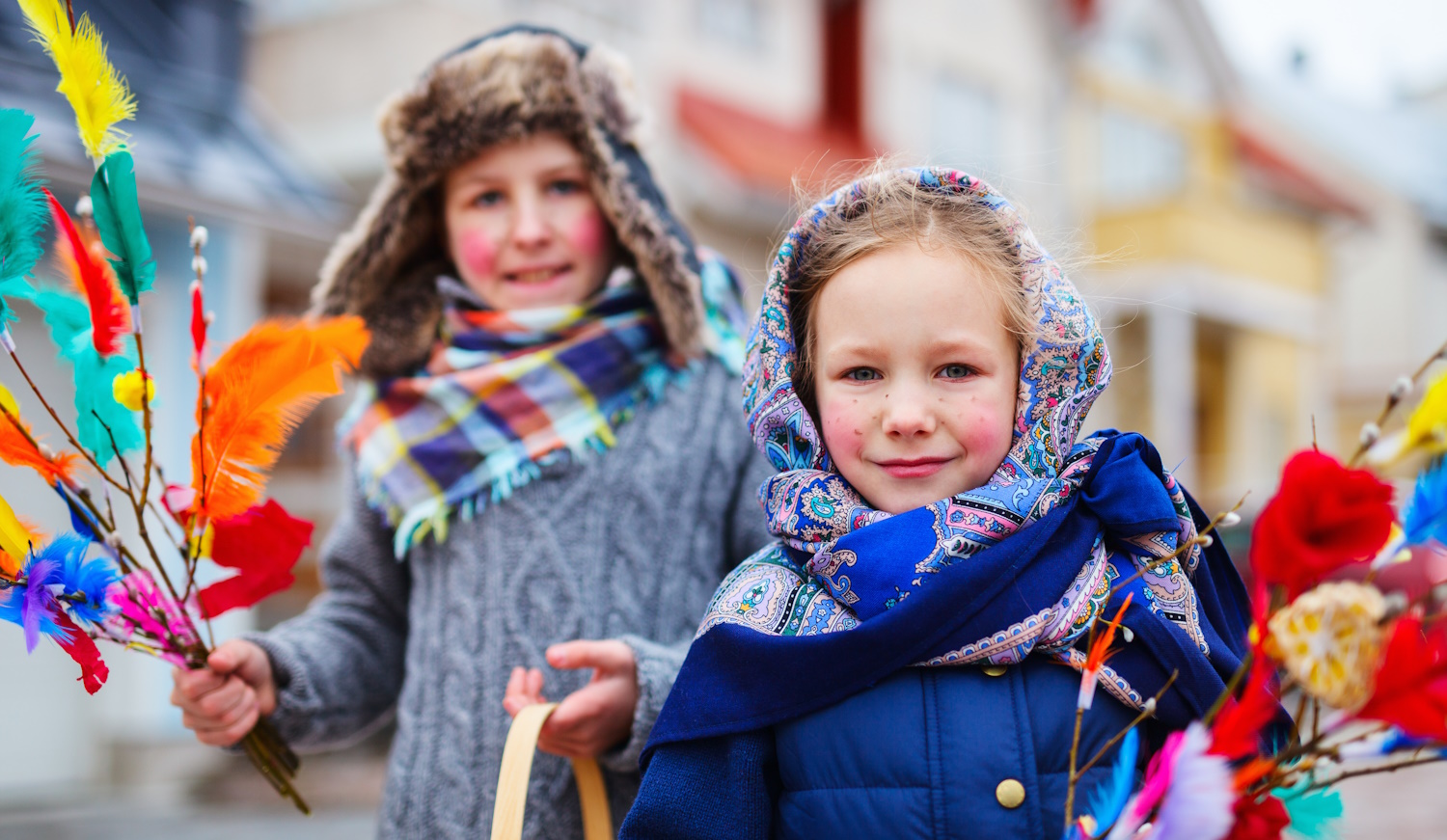 finn gyerekek feldíszített barkaágakkal húsvétkor elverik a felnőtteket