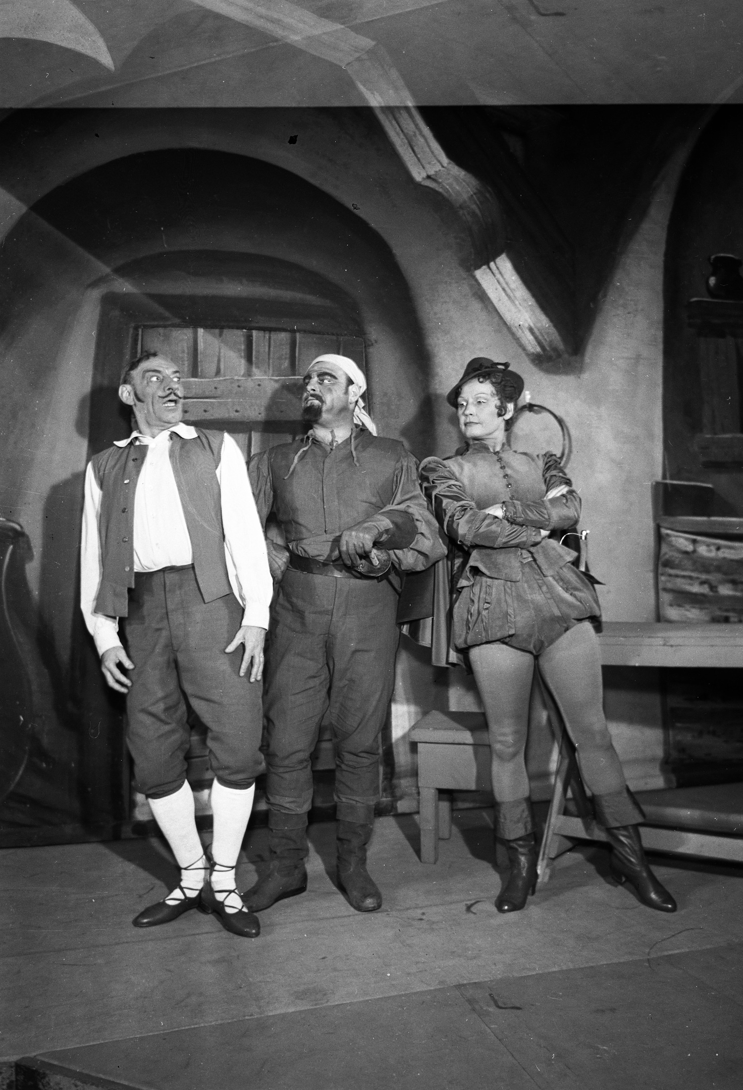 1957. Fővárosi Operettszínház, Romhányi József és Semsei Jenő Kard és szerelem című művének szereplői, Latabár Kálmán, Romhányi Rudolf és Csikós Rózsi színművészek.