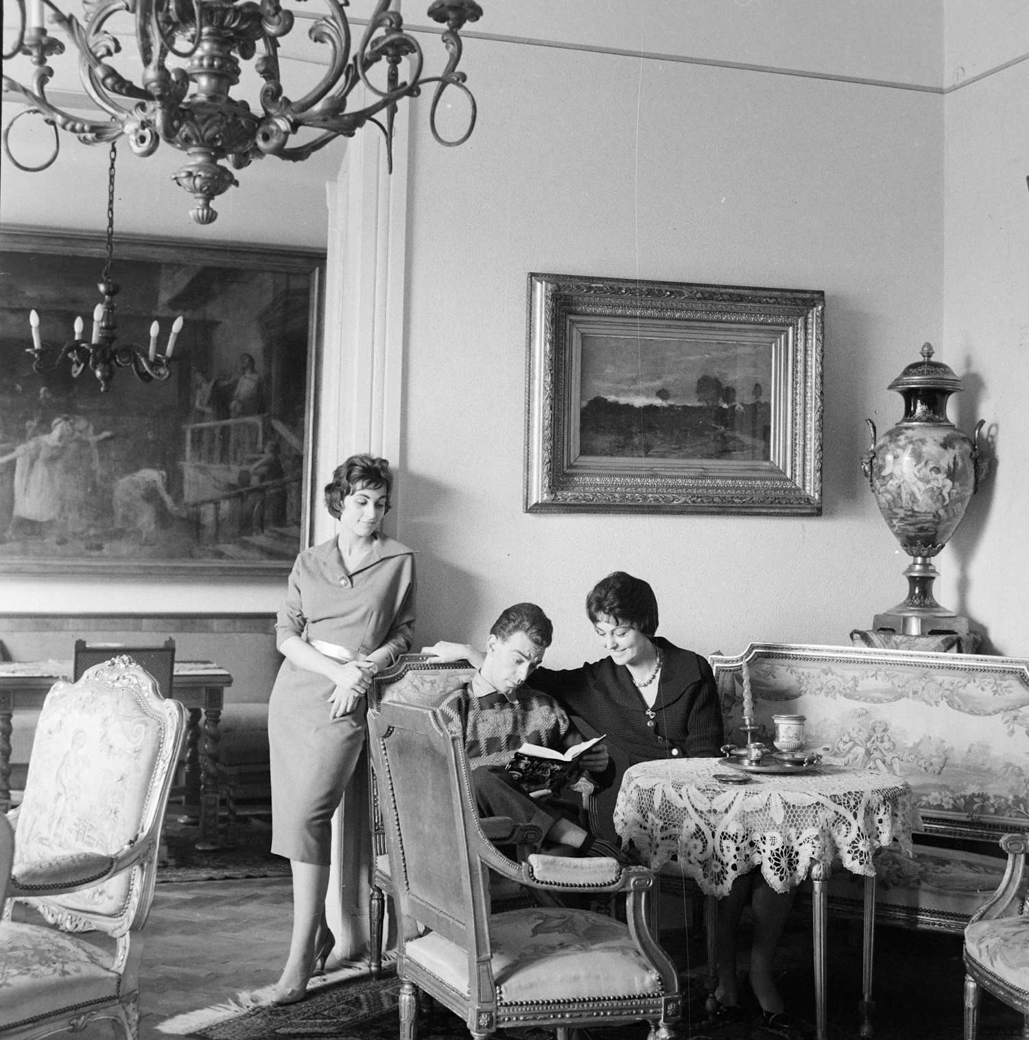 1963.: Latabár Kálmán színművész lakása. Latabár Katalin, ifj. Latabár Kálmán és a művész felesége.