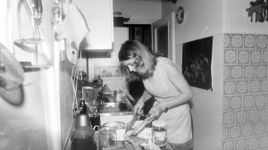 1980 fekete fehér fotó, egy nő főz a konyhájában