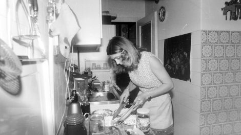 1980 fekete fehér fotó, egy nő főz a konyhájában