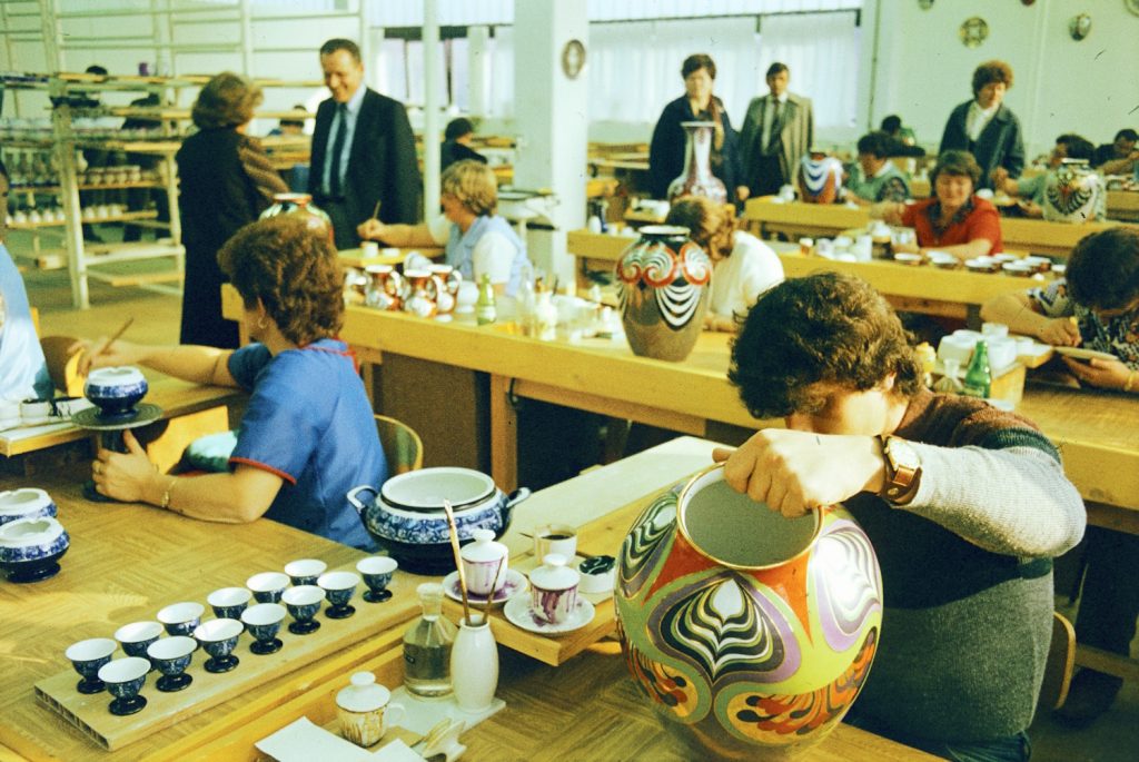 1982.: a Hollóházi Porcelángyár festőüzeme