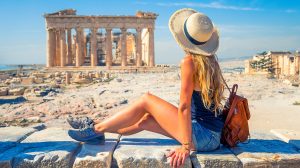 Fiataln nő Athénban a Parthenontnál