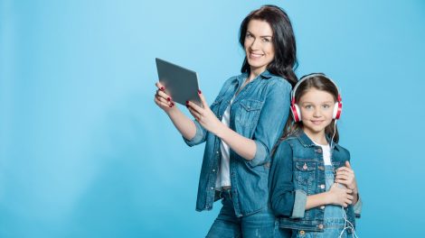 anyuka tablettel a kezében kislánya mellette fejhallgatóval