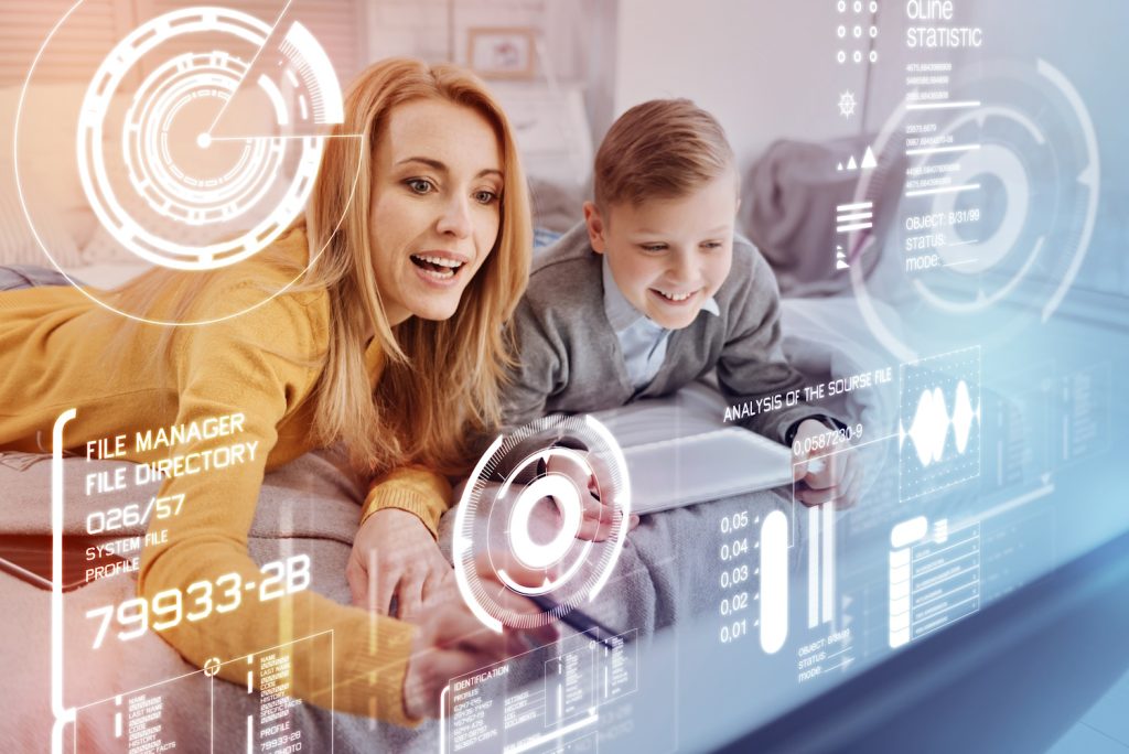 anya és fia a digitális világban