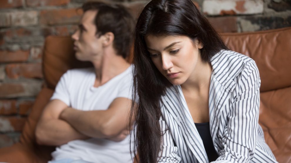 Egy fiatal pár épp veszekszik