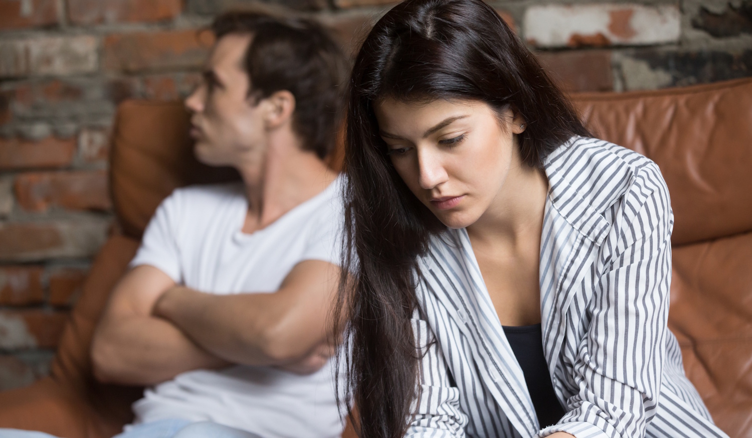 Egy fiatal pár épp veszekszik