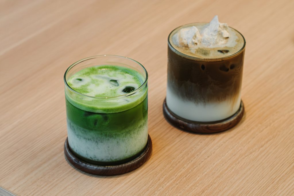 jeges macha és hojicha pohárban