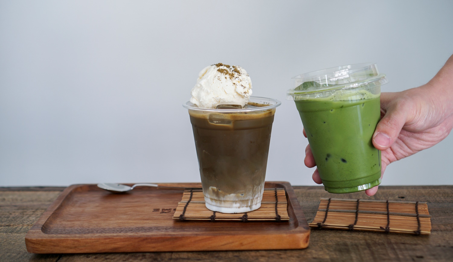 jeges macha és hojicha pohárban