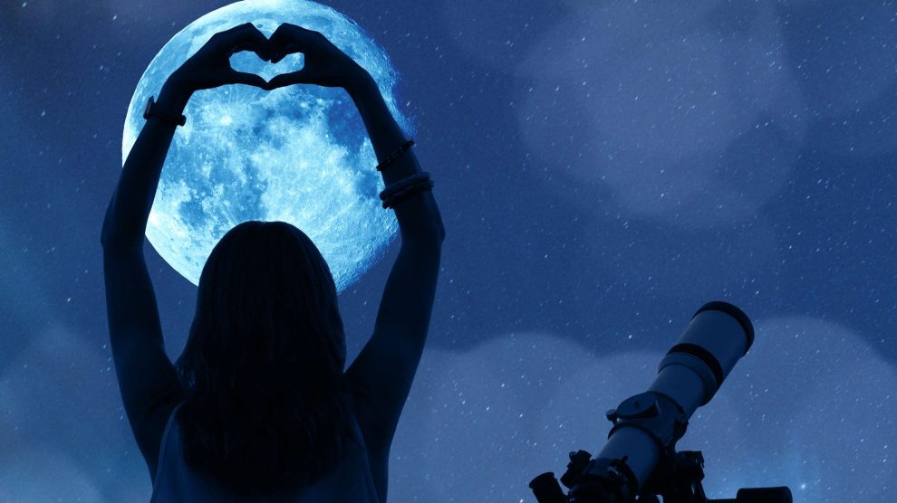 Nő nézi a Holdat