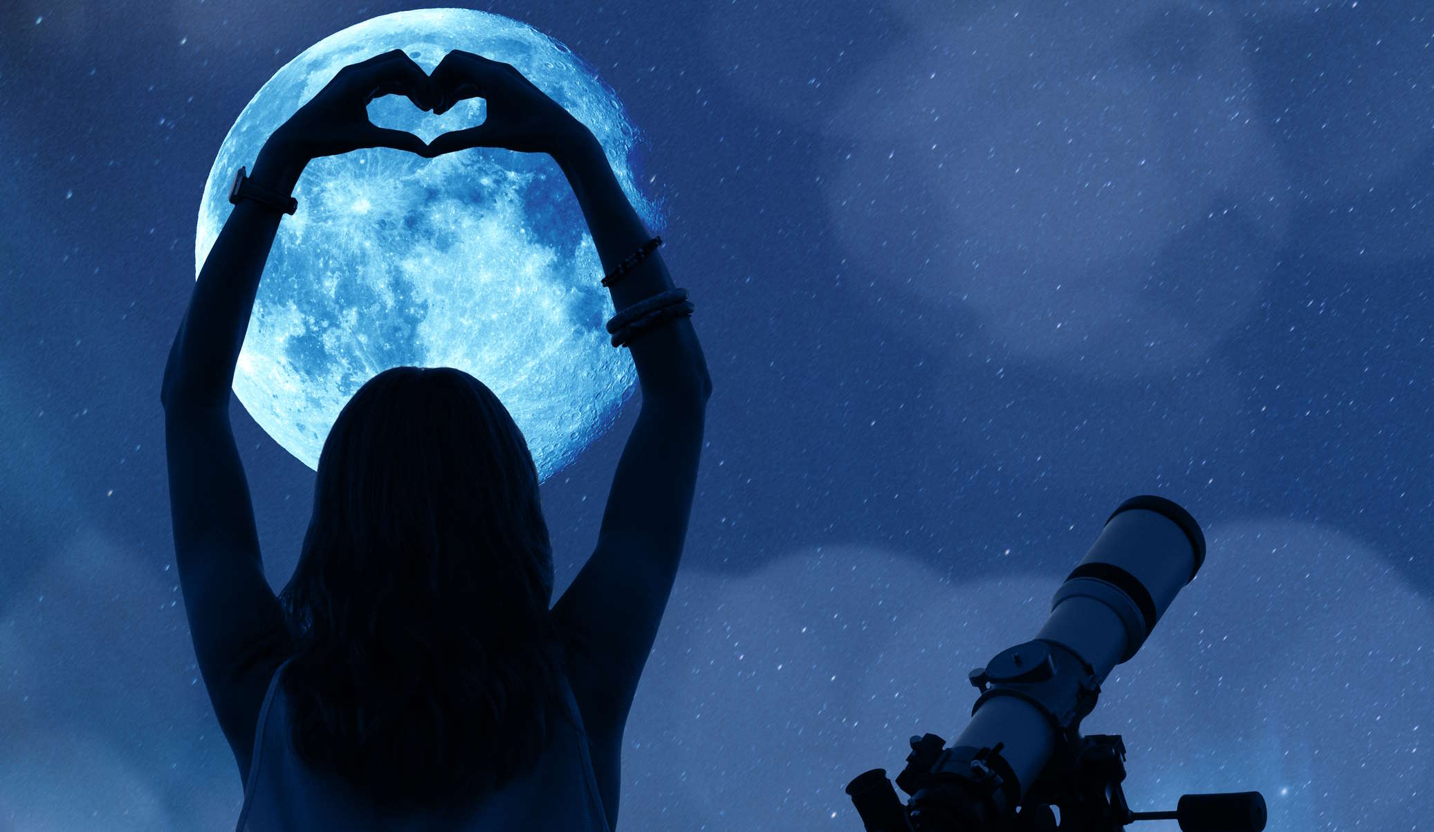 Nő nézi a Holdat