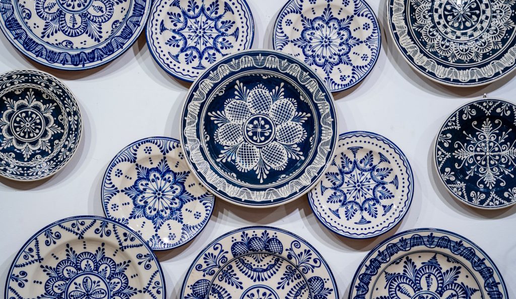 kék mintás hollókői porcelán