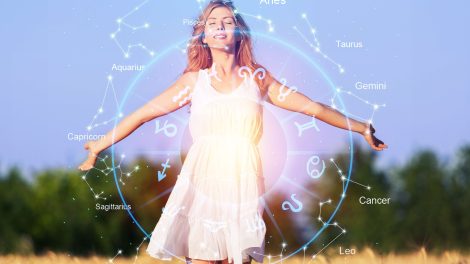 Nő a mezőn és a 12 csillagjegy
