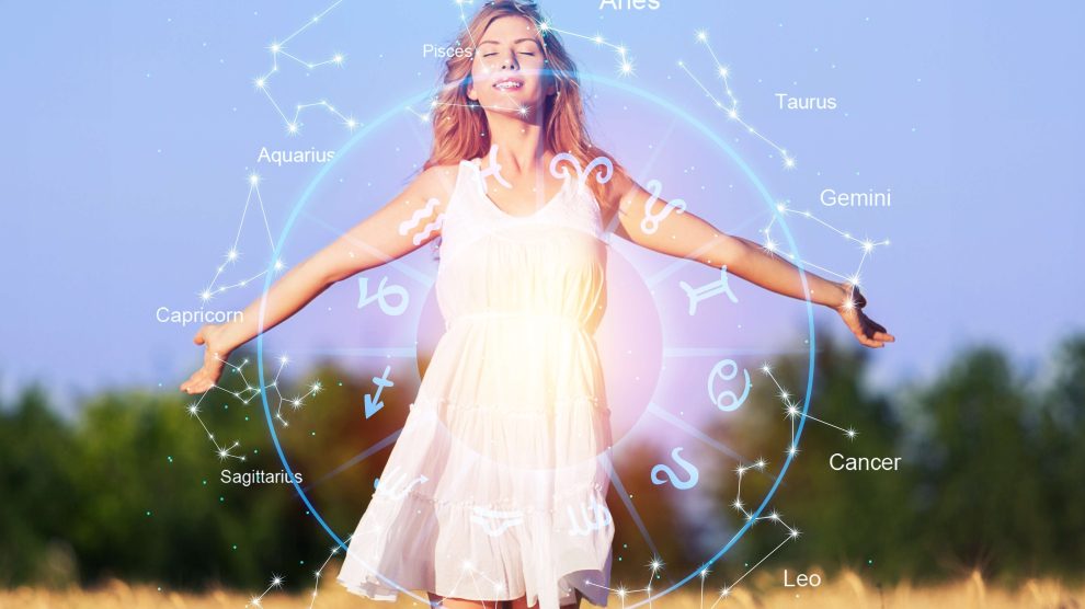 Nő a mezőn és a 12 csillagjegy