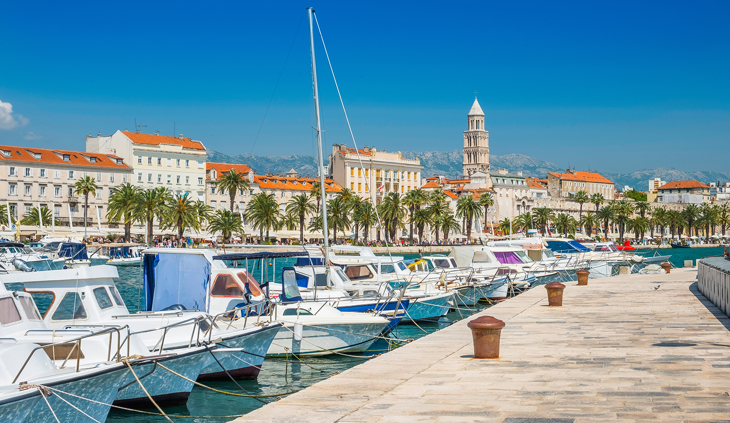 Hajók és jachtok Split kikötőjében,