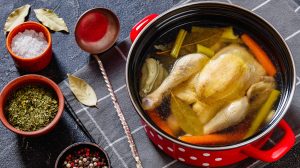 házias csirkehúsleves piros pöttyös lábosban