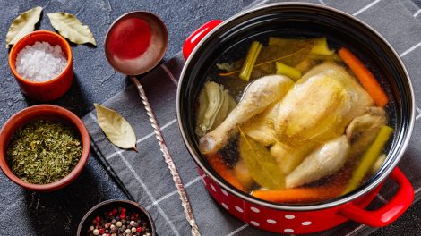 házias csirkehúsleves piros pöttyös lábosban