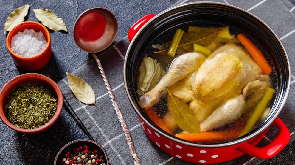 házias csirkehúsleves piros pöttyös lábosban