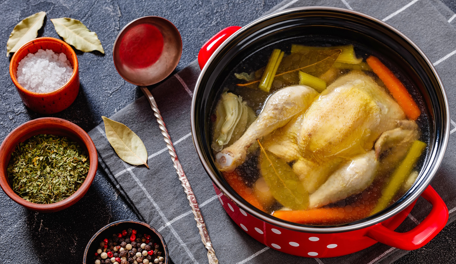 házias csirkehúsleves piros pöttyös lábosban