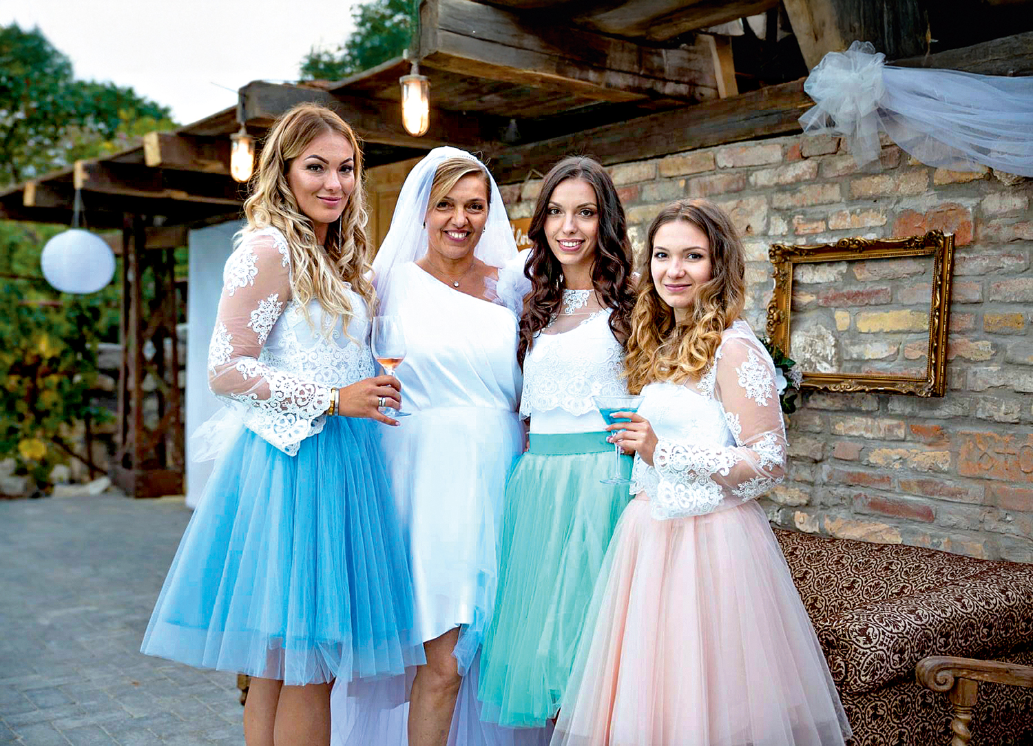 Varga-Wirth Zsuzsanna koszorúslányaival