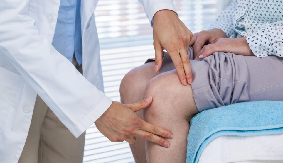 térdet vizsgáló orvos
