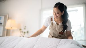 japán fiatal nő beveti az ágyat