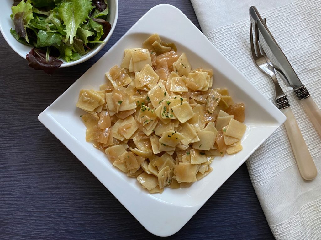 káposztás tészta szép tányéron tálalva