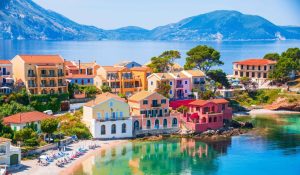 Assos, Görögország. Festői falu az idilli Kefalónia partján