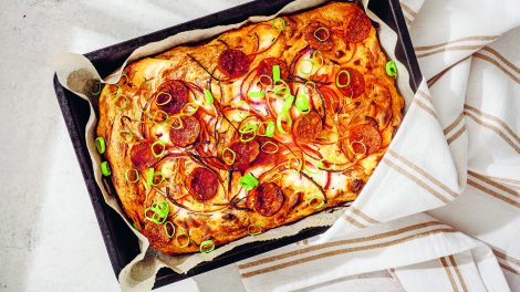 Kenyérlángos kolbásszal és lila hagymával