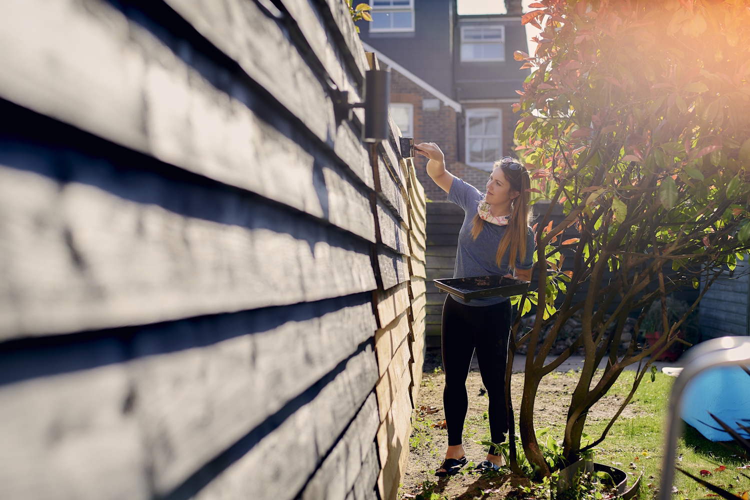 Egy nő kerítést fest