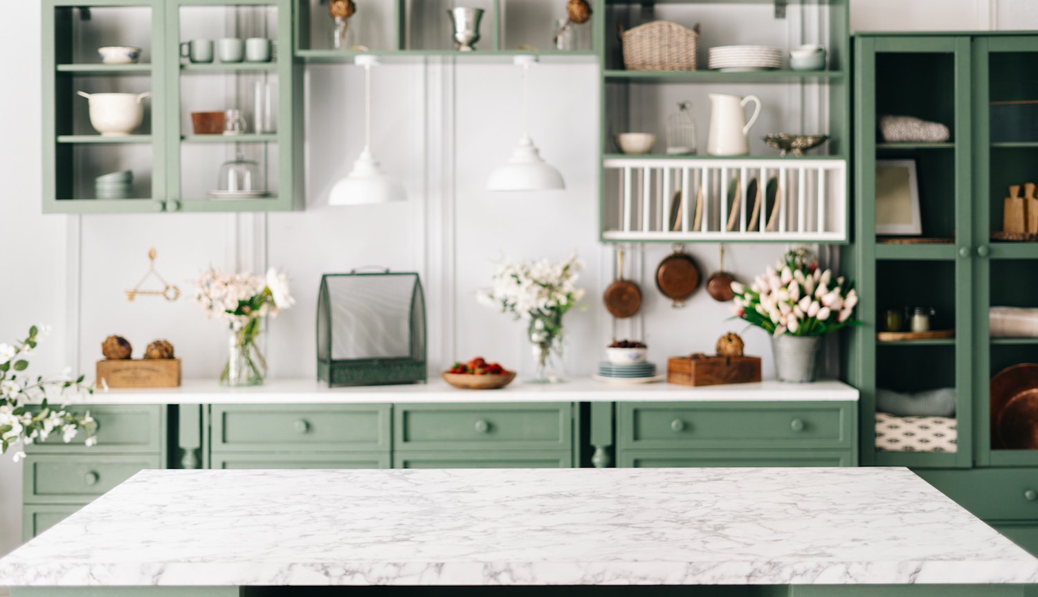 olívazöld fa bútorokkal berendezett modern vintage konyha