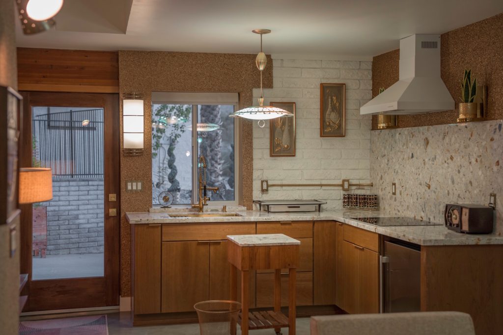 modern konha fa bútorokkal berendezve