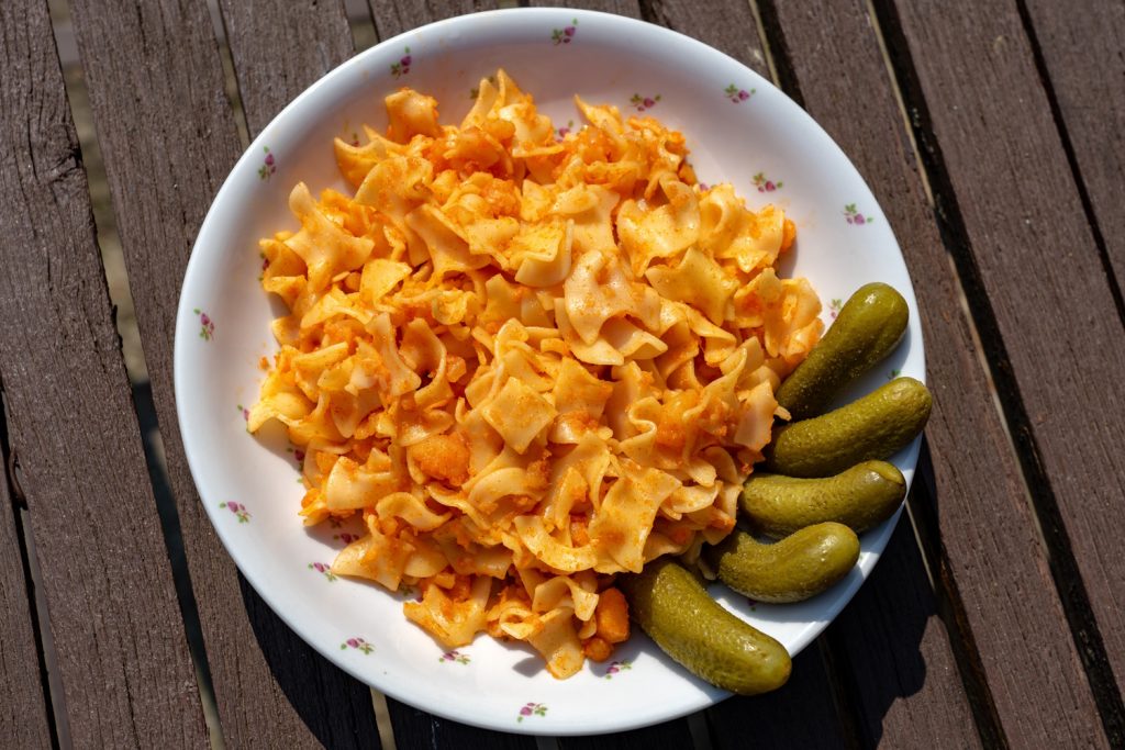 krumplis tészta uborkával szép tányéron tálalva