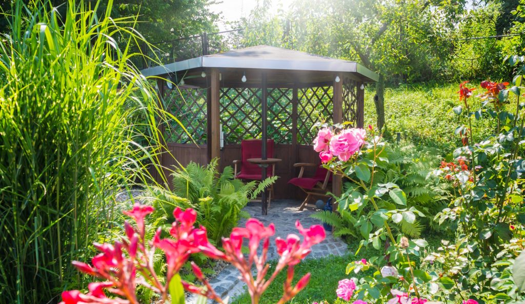 gyönyörű hátsókert szaletlivel leanderrel rózsákkal