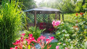 gyönyörű hátsókert szaletlivel leanderrel rózsákkal