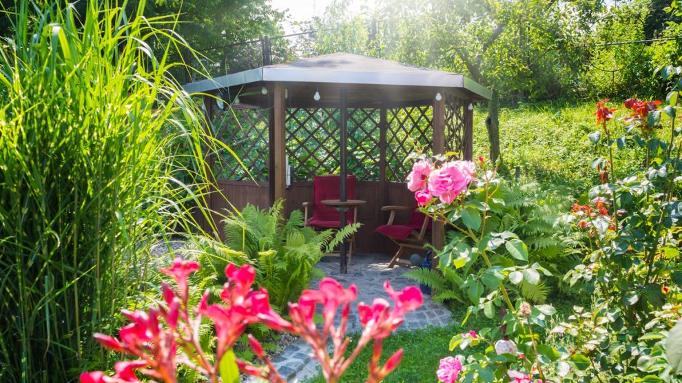 gyönyörű hátsókert szaletlivel leanderrel rózsákkal