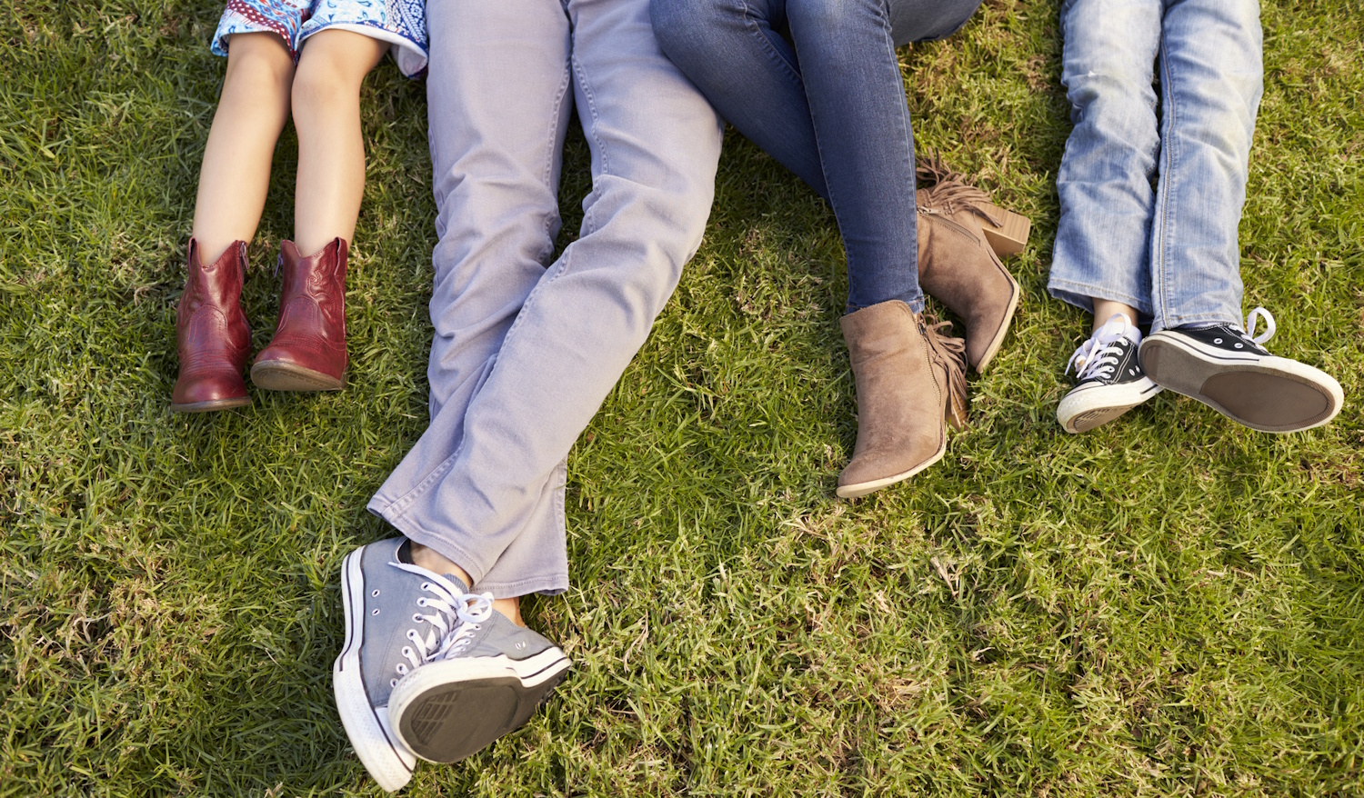 egy család fekszik a fűben