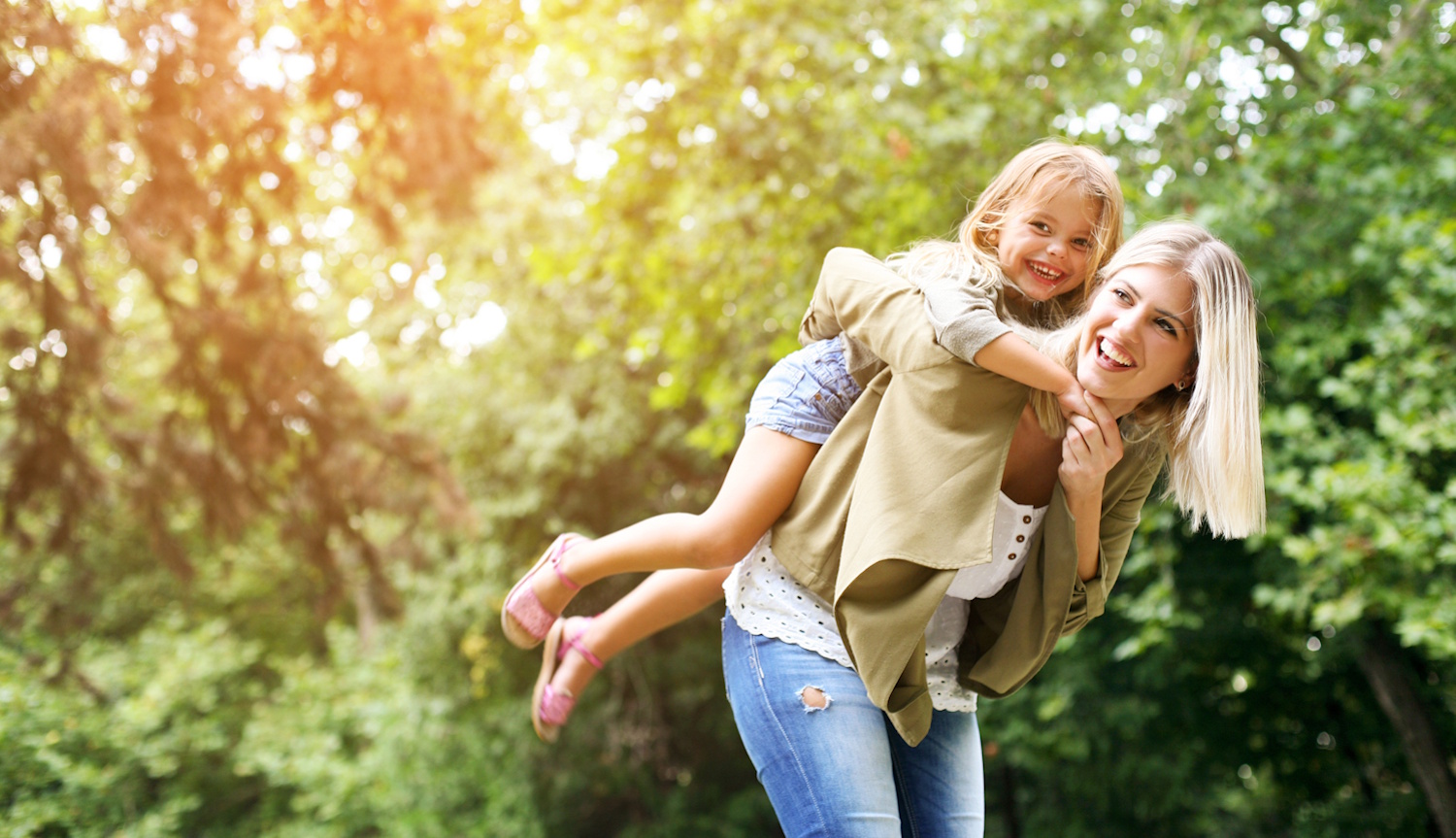 anya és lánya az erdőben