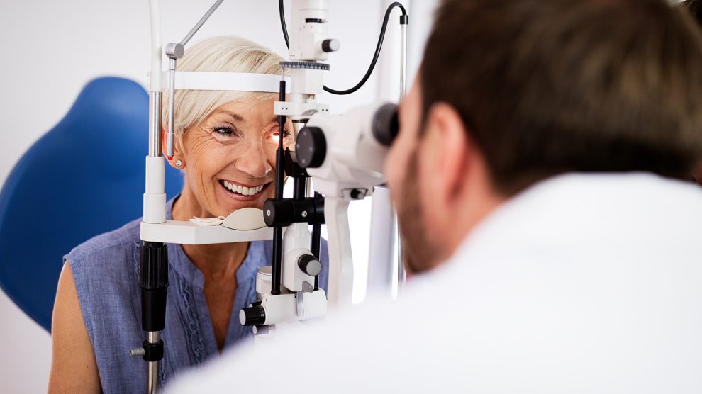 idős nőt szemész vizsgálja