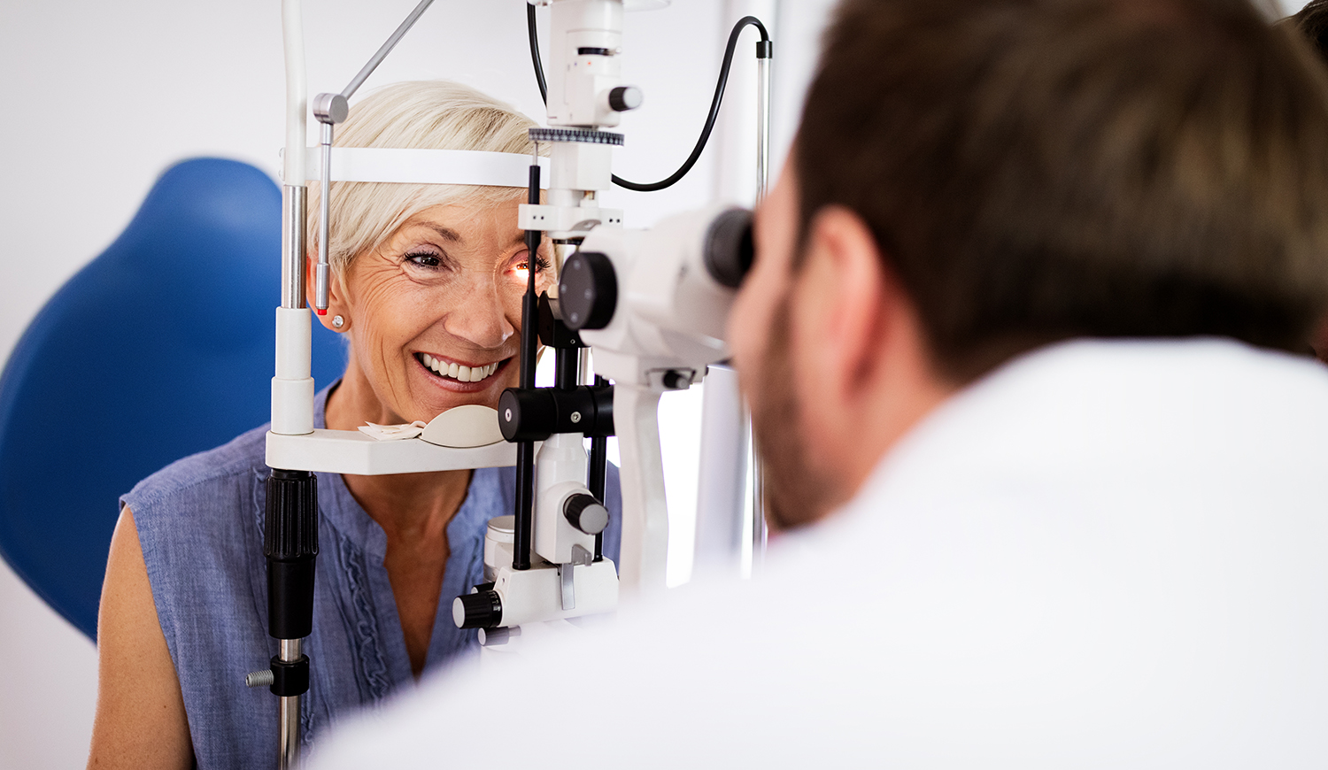 idős nőt szemész vizsgálja