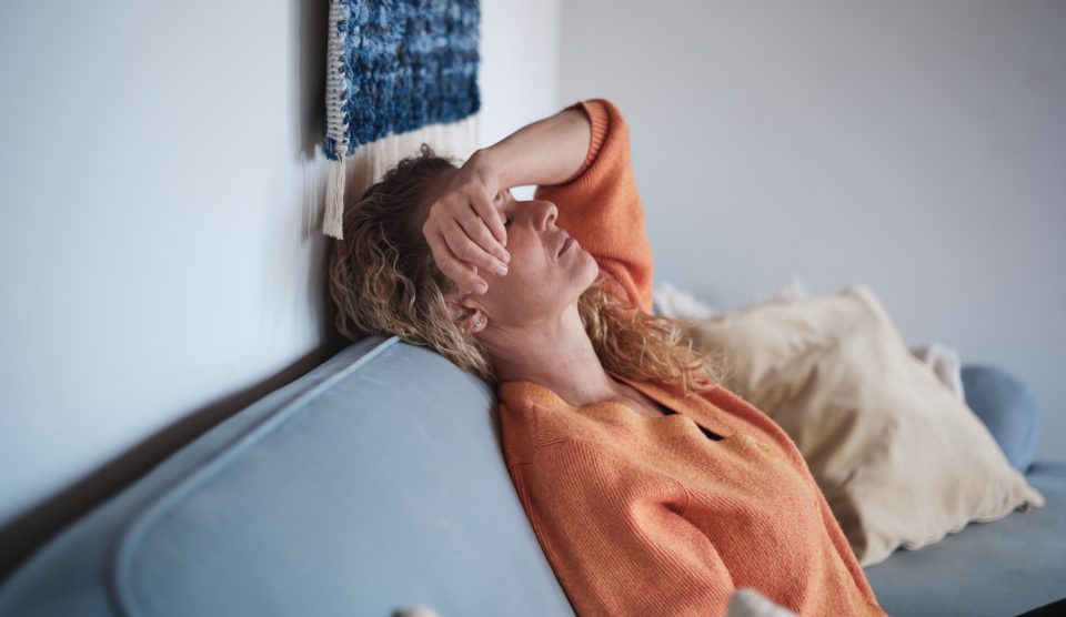 Egy nő fekszik a kanapén